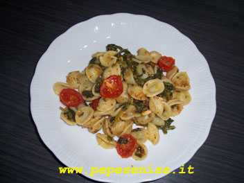 ORECCHIETTE CON CIME DI RAPE E POMODORINI