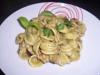 ORECCHIETTE CON MELANZANE E PESTO DI NOCI E PINOLI