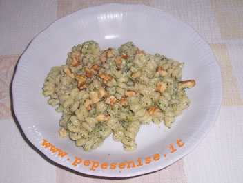 FUSILLI CORTI CON RICOTTA, BROCCOLO E NOCI