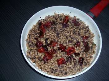 FAGIOLI CON L'OCCHIO E PEPERONI SECCHI