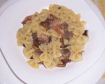 FARFALLE AI FUNGHI SPECK E NOCI.