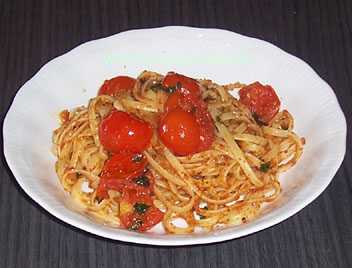 LINGUINE CON MOLLICA POMODORINI E PINOLI