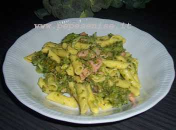 MACCHERONCINI CON BROCCOLO E SALMONE AFFUMICATO