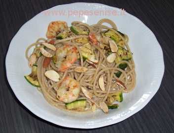 SPAGHETTI INTEGRALI DI GRANO KAMUT CON ZUCCHINE E GAMBERI GRIGLIATI