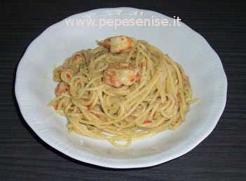 SPAGHETTI CON PESTO DI PISTACCHI E GAMBERONI