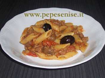 PENNE CON SALSICCIA FUNGHI E OLIVE