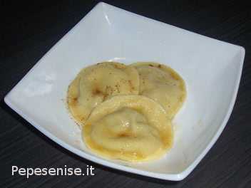 RAVIOLONI CON PERE, GORGONZOLA E NOCI