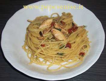 SPAGHETTI ALLO SGOMBRO E PISTACCHI