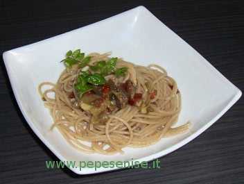 SPAGHETTI INTEGRALI CON MELANZANE E POMODORI SECCHI