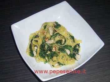 FETTUCCINE CON POLLO , SPINACI E NOCI