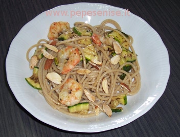 SPAGHETTI INTEGRALI DI GRANO KAMUT CON ZUCCHINE E GAMBERI GRIGLIATI